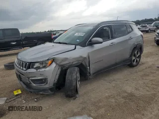2018 Jeep Compass Latitude z VIN 3C4NJCBBXJT105930, wystawiony jako Copart lot #55425385 z przebiegiem 177 007 mil mil oraz Szkoda całkowita • Salvage title. Historia ofert i sprzedaży dostępna na DreamBid. Obrazek 1.