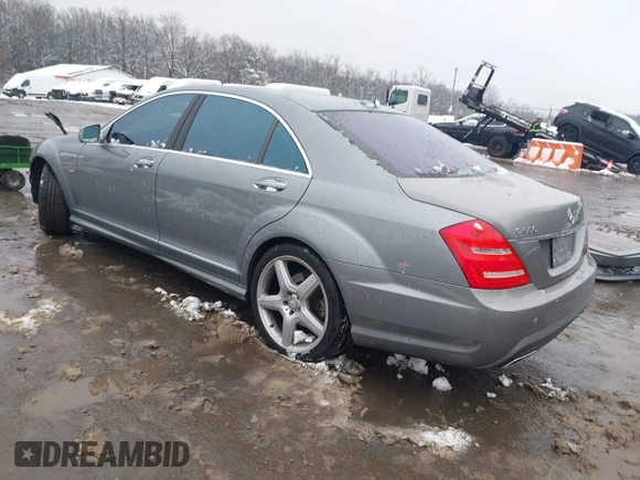 2012 Mercedes-Benz S 550 z VIN WDDNG7DB8CA431860, wystawiony jako IAAI lot #41567341 z przebiegiem 93 729 mil mil oraz . Historia ofert i sprzedaży dostępna na DreamBid. Obrazek 3.