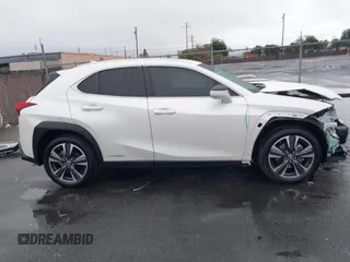 2022 Lexus UX 250h z VIN JTHX9JBH5N2056118, wystawiony jako IAAI lot #41538359 z przebiegiem 32 699 mil mil oraz . Historia ofert i sprzedaży dostępna na DreamBid. Obrazek 14.