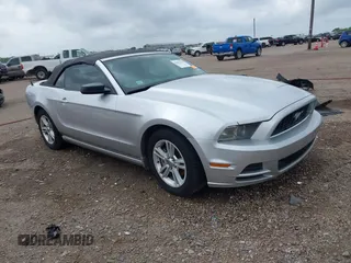 2014 Ford Mustang V6 z VIN 1ZVBP8EM5E5229361, wystawiony jako IAAI lot #42163228 z przebiegiem 199 081 mil mil oraz . Historia ofert i sprzedaży dostępna na DreamBid. Obrazek 1.