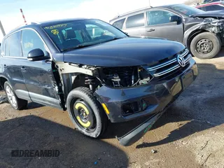 2017 Volkswagen Tiguan Wolfsburg Edition z VIN WVGSV7AXXHK007144, wystawiony jako IAAI lot #41810979 z przebiegiem 125 363 mil mil oraz . Historia ofert i sprzedaży dostępna na DreamBid. Obrazek 1.