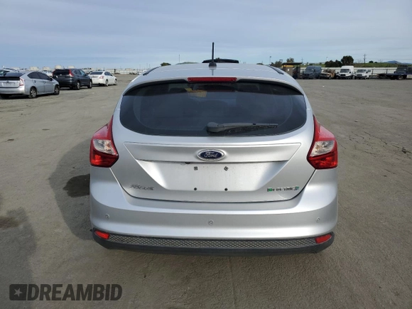 2013 Ford Focus Electric z VIN 1FADP3R43DL139862, wystawiony jako Copart lot #45901885 z przebiegiem 62 040 mil mil oraz Szkody całkowita. Historia ofert i sprzedaży dostępna na DreamBid. Obrazek 6.