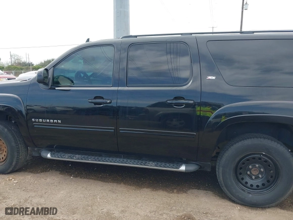 2010 Chevrolet Suburban LT with VIN 1GNUKJE39AR175422, listed as a IAAI auction lot 41561047 with 1 mi miles. Bid and sale history available at carsss.com. Image 14.
