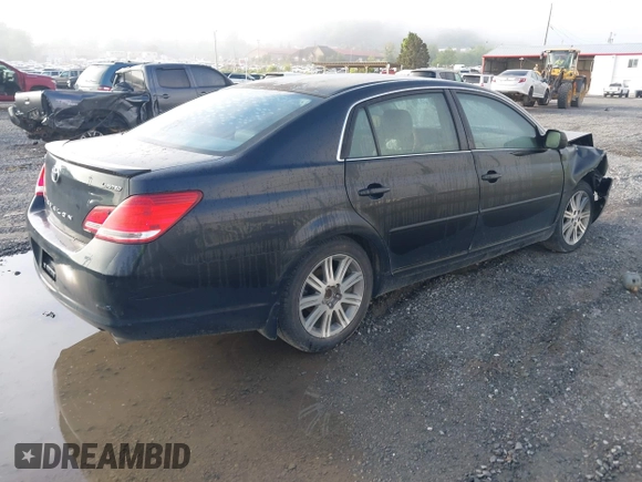 2007 Toyota Avalon XL z VIN 4T1BK36B87U178296, wystawiony jako IAAI lot #42187704 z przebiegiem 241 758 mil mil oraz . Historia ofert i sprzedaży dostępna na DreamBid. Obrazek 4.