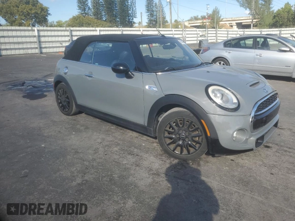 2017 MINI Convertible Cooper S z VIN WMWWG9C34H3C81536, wystawiony jako Copart lot #81806704 z przebiegiem 60 800 mil mil oraz Czysty tytuł • Clean title. Historia ofert i sprzedaży dostępna na DreamBid. Obrazek 4.
