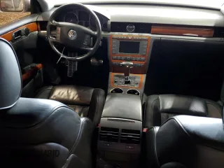 2004 Volkswagen Phaeton V8 z VIN WVWAF63D348008959, wystawiony jako Copart lot #63343254 z przebiegiem Nie podano mil oraz Czysty tytuł • Clean title. Historia ofert i sprzedaży dostępna na DreamBid. Obrazek 8.