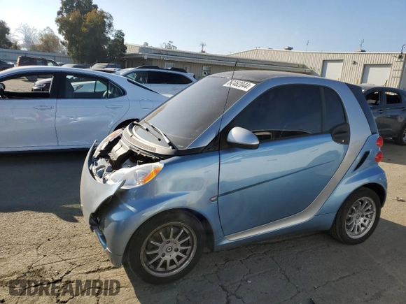 2011 Smart fortwo Pure z VIN WMEEJ3BA1BK431045, wystawiony jako Copart lot #87462044 z przebiegiem 22 128 mil mil oraz Szkoda całkowita • Salvage title. Historia ofert i sprzedaży dostępna na DreamBid. Obrazek 1.