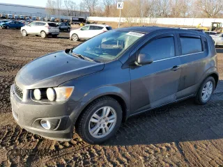 2012 Chevrolet Sonic LT z VIN 1G1JD6SB9C4185147, wystawiony jako Copart lot #48338055 z przebiegiem 87 991 mil mil oraz Czysty tytuł • Clean title. Historia ofert i sprzedaży dostępna na DreamBid. Obrazek 1.