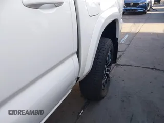 2023 Toyota Tacoma SR5 z VIN 3TMAZ5CNXPM208862, wystawiony jako IAAI lot #42206860 z przebiegiem 11 354 mil mil oraz . Historia ofert i sprzedaży dostępna na DreamBid. Obrazek 6.