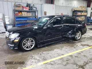 2013 Mercedes-Benz C 300 Sport z VIN WDDGF8AB0DR288122, wystawiony jako Copart lot #55216405 z przebiegiem 158 303 mil mil oraz Szkoda całkowita • Salvage title. Historia ofert i sprzedaży dostępna na DreamBid. Obrazek 1.