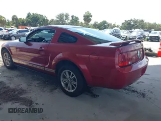 2005 Ford Mustang Deluxe z VIN 1ZVFT80N455170297, wystawiony jako IAAI lot #42528019 z przebiegiem 132 373 mil mil oraz . Historia ofert i sprzedaży dostępna na DreamBid. Obrazek 3.