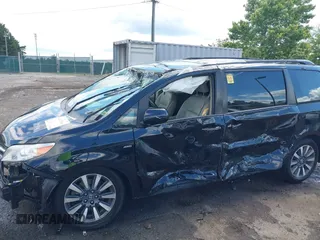 2020 Toyota Sienna XLE z VIN 5TDDZ3DC4LS232650, wystawiony jako IAAI lot #42332566 z przebiegiem 141 971 mil mil oraz . Historia ofert i sprzedaży dostępna na DreamBid. Obrazek 6.