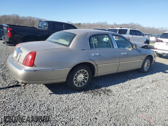 1999 Lincoln Town Car Signature z VIN 1LNHM82W3XY689627, wystawiony jako Copart lot #86387904 z przebiegiem Nie podano mil oraz Szkody całkowita. Historia ofert i sprzedaży dostępna na DreamBid. Obrazek 3.