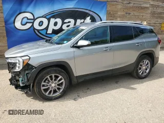 2023 GMC Terrain SLT z VIN 3GKALVEG0PL249477, wystawiony jako Copart lot #61233015 z przebiegiem 35 251 mil mil oraz Czysty tytuł • Clean title. Historia ofert i sprzedaży dostępna na DreamBid. Obrazek 1.