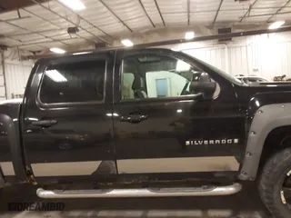 2007 Chevrolet Silverado 1500 LT w/1LT with VIN 3GCEK13M57G510256, listed as a IAAI auction lot 41690398 with 256,980 mi miles. Bid and sale history available at carsss.com. Image 13.