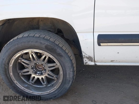 2001 Chevrolet Suburban LS z VIN 3GNEC16T01G138002, wystawiony jako IAAI lot #42317851 z przebiegiem 226 769 mil mil oraz . Historia ofert i sprzedaży dostępna na DreamBid. Obrazek 6.