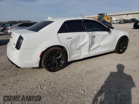 2020 Chrysler 300 S z VIN 2C3CCABG9LH189580, wystawiony jako Copart lot #49543645 z przebiegiem 76 980 mil mil oraz Szkoda całkowita • Salvage title. Historia ofert i sprzedaży dostępna na DreamBid. Obrazek 3.