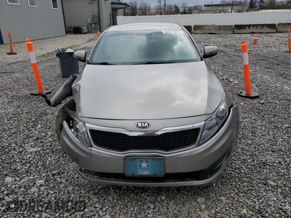2013 Kia Optima LX z VIN 5XXGM4A70DG251868, wystawiony jako Copart lot #52921925 z przebiegiem 114 318 mil mil oraz Szkody całkowita. Historia ofert i sprzedaży dostępna na DreamBid. Obrazek 5.