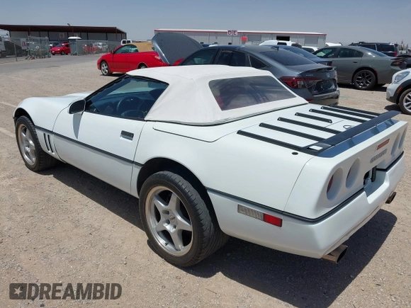 1990 Chevrolet Corvette z VIN 1G1YY3384L5108491, wystawiony jako IAAI lot #42566008 z przebiegiem 133 568 mil mil oraz . Historia ofert i sprzedaży dostępna na DreamBid. Obrazek 3.
