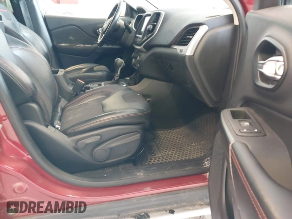 2016 Jeep Cherokee Trailhawk with VIN 1C4PJMBBXGW135138, listed as a IAAI auction lot 41595718 with 267,058 mi miles and . Bid and sale history available at DreamBid. Image 5.