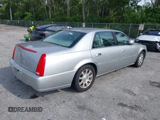 2008 Cadillac DTS 1SC z VIN 1G6KD57Y78U154332, wystawiony jako IAAI lot #42405503 z przebiegiem 108 470 mil mil oraz . Historia ofert i sprzedaży dostępna na DreamBid. Obrazek 4.