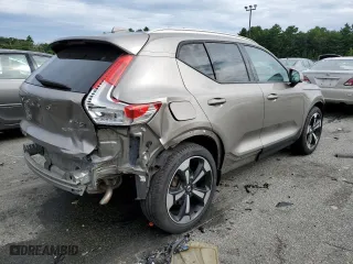 2022 Volvo XC40 Momentum with VIN YV4162UK7N2740096, listed as a Copart auction lot 65443083 with 18,157 mi miles. Bid and sale history available at carsss.com. Image 3.