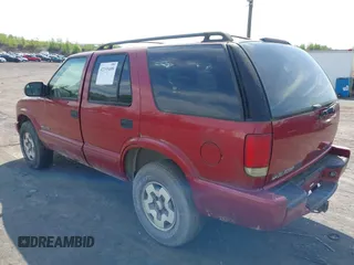 2002 Chevrolet Blazer LS z VIN 1GNDT13WX2K237284, wystawiony jako IAAI lot #42193499 z przebiegiem 137 258 mil mil oraz . Historia ofert i sprzedaży dostępna na DreamBid. Obrazek 3.
