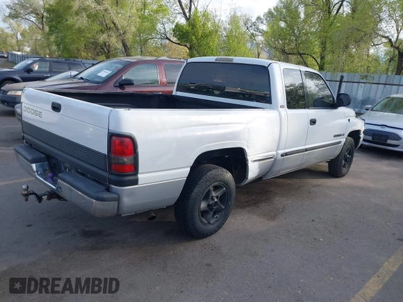 1998 Dodge 1500 z VIN 3B7HC13Z7WG213476, wystawiony jako IAAI lot #42116318 z przebiegiem 172 921 mil mil oraz . Historia ofert i sprzedaży dostępna na DreamBid. Obrazek 4.