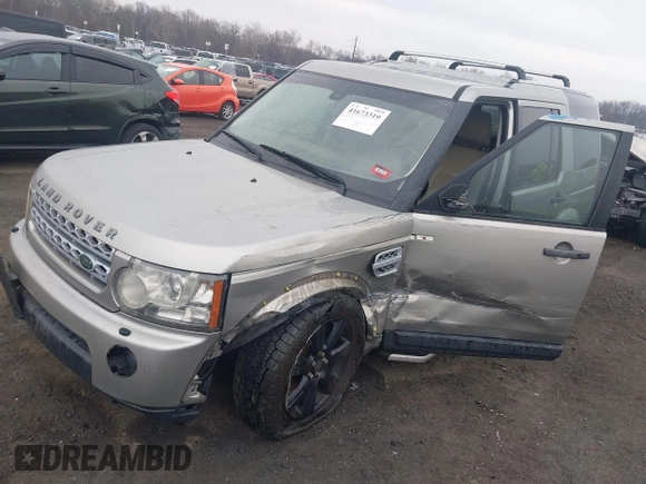 2013 Land Rover LR4 HSE z VIN SALAG2D42DA673308, wystawiony jako IAAI lot #41673319 z przebiegiem 191 984 mil mil oraz . Historia ofert i sprzedaży dostępna na DreamBid. Obrazek 2.