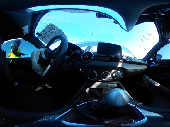 2020 Mazda MX-5 Miata Grand Touring z VIN JM1NDAM75L0412507, wystawiony jako IAAI lot #41573544 z przebiegiem Nie podano mil oraz . Historia ofert i sprzedaży dostępna na DreamBid. Obrazek 18.