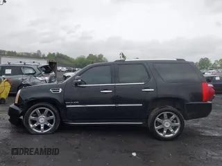 2012 Cadillac Escalade Luxury z VIN 1GYS4BEF1CR101807, wystawiony jako IAAI lot #42318114 z przebiegiem 209 071 mil mil oraz . Historia ofert i sprzedaży dostępna na DreamBid. Obrazek 14.