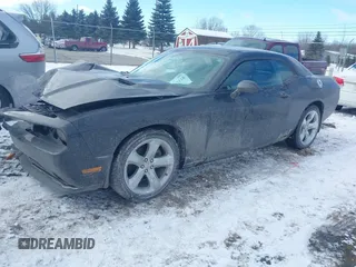 2012 Dodge Challenger SXT Plus z VIN 2C3CDYAG6CH106193, wystawiony jako IAAI lot #41641118 z przebiegiem 65 602 mil mil oraz . Historia ofert i sprzedaży dostępna na DreamBid. Obrazek 17.