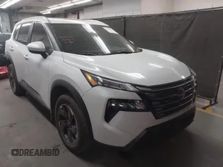 2024 Nissan Rogue SV z VIN JN8BT3BA0RW355238, wystawiony jako IAAI lot #42111357 z przebiegiem 53 601 mil mil oraz . Historia ofert i sprzedaży dostępna na DreamBid. Obrazek 1.