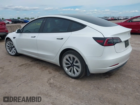 2022 Tesla Model 3 Long Range z VIN 5YJ3E1EB7NF241075, wystawiony jako IAAI lot #42217269 z przebiegiem 28 856 mil mil oraz . Historia ofert i sprzedaży dostępna na DreamBid. Obrazek 3.
