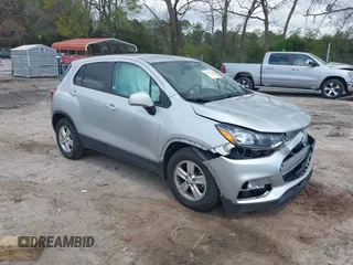 2021 Chevrolet Trax LS z VIN KL7CJKSB3MB334180, wystawiony jako IAAI lot #41951382 z przebiegiem 44 331 mil mil oraz . Historia ofert i sprzedaży dostępna na DreamBid. Obrazek 1.