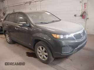 2012 Kia Sorento LX z VIN 5XYKTDA63CG264158, wystawiony jako IAAI lot #42138205 z przebiegiem 162 633 mil mil oraz . Historia ofert i sprzedaży dostępna na DreamBid. Obrazek 1.