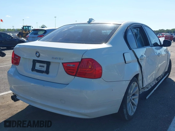 2011 BMW 3 Series 328i xDrive с VIN WBAPK5C53BA661805, выставлен на аукционе IAAI как лот 42299271 с пробегом 129 701 миль миль и . История ставок и продаж доступна на DreamBid. Изображение 4.