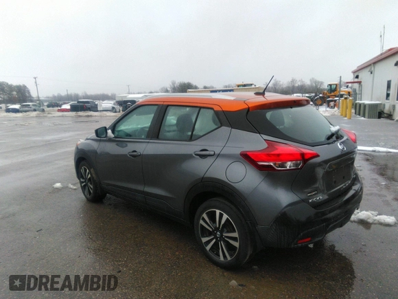 2019 Nissan Kicks SV z VIN 3N1CP5CU3KL543159, wystawiony jako IAAI lot #41485737 z przebiegiem 93 656 mil mil oraz . Historia ofert i sprzedaży dostępna na DreamBid. Obrazek 3.