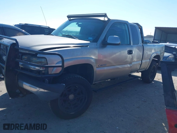 2000 Chevrolet Silverado 2500 LT with VIN 1GCGK29U1YE263011, listed as a IAAI auction lot 41634632 with 179,346 mi miles. Bid and sale history available at carsss.com. Image 18.