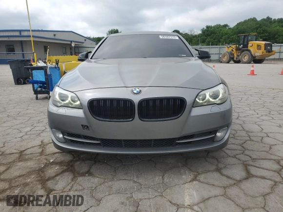 2013 BMW 5 Series 528i xDrive z VIN WBAXH5C52DD107185, wystawiony jako Copart lot #56582315 z przebiegiem 114 550 mil mil oraz Czysty tytuł • Clean title. Historia ofert i sprzedaży dostępna na DreamBid. Obrazek 5.