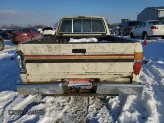 1984 Toyota Pickup z VIN JT4RN56S0E0003177, wystawiony jako Copart lot #48304385 z przebiegiem 117 297 mil mil oraz Szkoda całkowita • Salvage title. Historia ofert i sprzedaży dostępna na DreamBid. Obrazek 6.