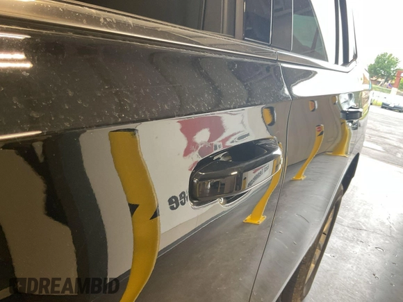 2022 Chevrolet Tahoe LS z VIN 1GNSKMKD7NR129745, wystawiony jako IAAI lot #42566236 z przebiegiem 95 126 mil mil oraz . Historia ofert i sprzedaży dostępna na DreamBid. Obrazek 20.