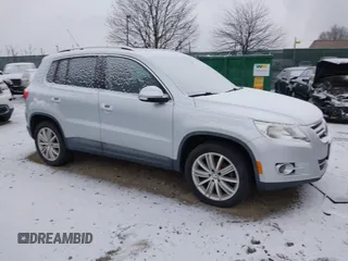 2011 Volkswagen Tiguan SEL z VIN WVGBV7AXXBW552180, wystawiony jako IAAI lot #41362570 z przebiegiem Nie podano mil oraz . Historia ofert i sprzedaży dostępna na DreamBid. Obrazek 1.