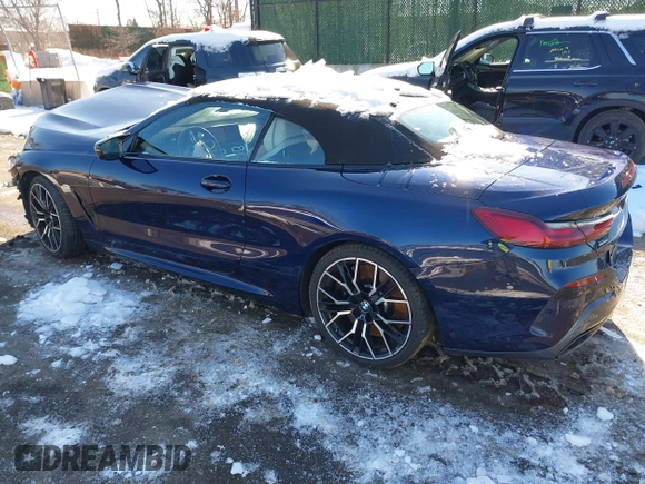 2023 BMW 8 Series z VIN WBAFY4C01PCK86940, wystawiony jako IAAI lot #41510311 z przebiegiem 15 696 mil mil oraz . Historia ofert i sprzedaży dostępna na DreamBid. Obrazek 3.