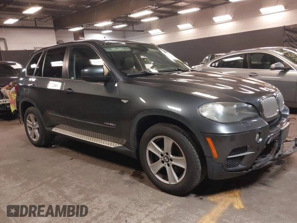 2011 BMW X5 35d z VIN 5UXZW0C5XBL658941, wystawiony jako IAAI lot #42460443 z przebiegiem 137 268 mil mil oraz . Historia ofert i sprzedaży dostępna na DreamBid. Obrazek 1.