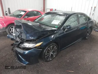 2018 Toyota Camry LE z VIN 4T1B11HK8JU517019, wystawiony jako IAAI lot #42220646 z przebiegiem 98 924 mil mil oraz . Historia ofert i sprzedaży dostępna na DreamBid. Obrazek 2.