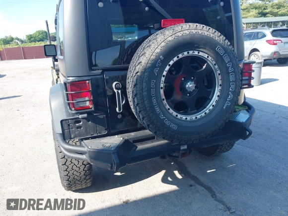 2013 Jeep Wrangler Unlimited Sport z VIN 1C4HJWDG9DL510121, wystawiony jako IAAI lot #42389944 z przebiegiem 84 390 mil mil oraz . Historia ofert i sprzedaży dostępna na DreamBid. Obrazek 6.