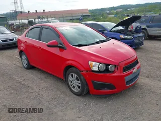 2015 Chevrolet Sonic LT z VIN 1G1JC5SH8F4220668, wystawiony jako IAAI lot #42388539 z przebiegiem 73 487 mil mil oraz . Historia ofert i sprzedaży dostępna na DreamBid. Obrazek 1.