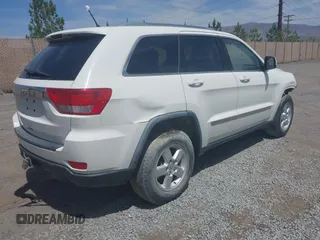2011 Jeep Grand Cherokee Laredo z VIN 1J4RR4GG7BC555983, wystawiony jako IAAI lot #42361563 z przebiegiem 50 153 mil mil oraz . Historia ofert i sprzedaży dostępna na DreamBid. Obrazek 4.