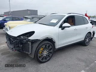 2016 Porsche Cayenne Turbo z VIN WP1AC2A20GLA85193, wystawiony jako IAAI lot #42170440 z przebiegiem 95 999 mil mil oraz . Historia ofert i sprzedaży dostępna na DreamBid. Obrazek 2.